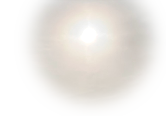 Heller, diffuser Sonnenschein am Himmel, umgeben von dunstigen Wolken, die ein weiches Licht innerhalb eines leicht bewölkten Himmels erzeugen.